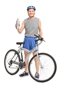 高级骑自行车的人拿着一瓶水