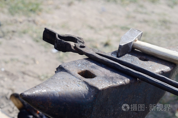 铁匠工具铁砧铁锤和伪造钳乡村手工业静物
