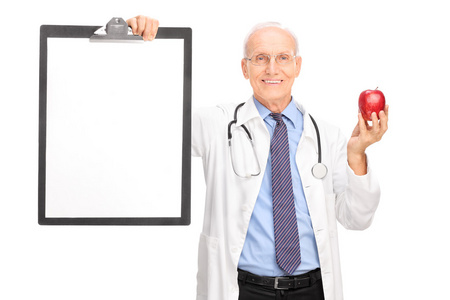 成熟的医生抱着苹果和剪贴板图片