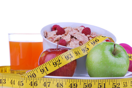 饮食重量损失食品早餐概念用卷尺