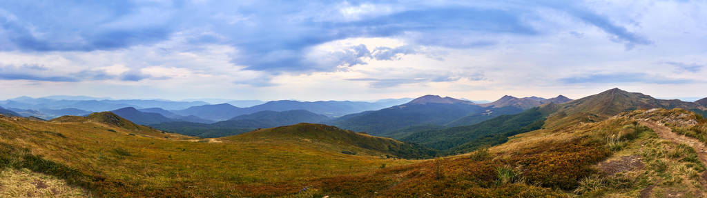 在早期的秋天，Bieszczady 国家公园 Bieszczady 山的美景尽收眼底 波兰语 Bieszczadzki 公园