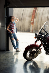 摩托车的年轻女子