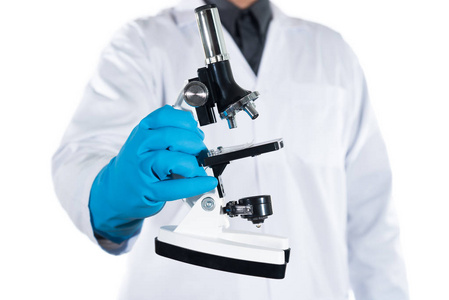 科学家在白色背景上的手里拿着显微镜