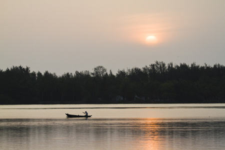 在 Kallady 河口，斯里兰卡的日出