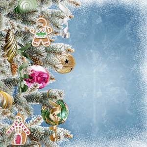 用松枝 饼干 球和雪的圣诞背景