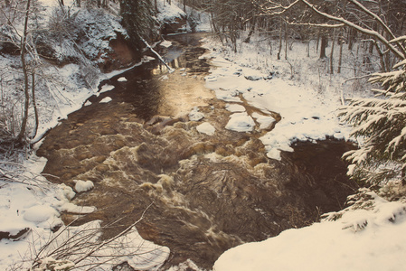 冰冻的冬季河流景观复古复古