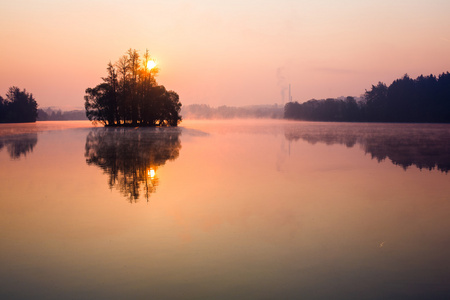 日出在湖上树