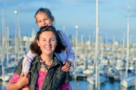 一个女孩和她的母亲附近游艇的肖像