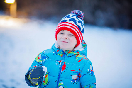 快乐的孩子男孩在冬天玩雪