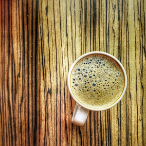 咖啡在木桌顶视图