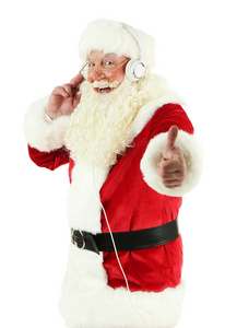 戴着耳机听音乐，在白色背景上孤立的圣诞老人