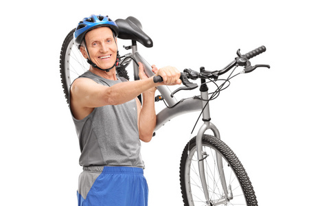 高级骑自行车的人携带他的自行车