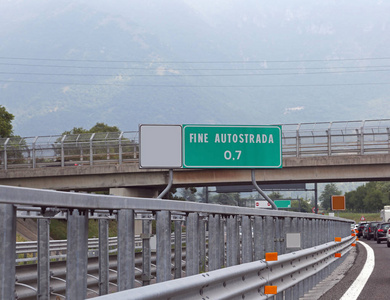 道路标志与文本罚款 Autostrada 这意味着 r 的结束