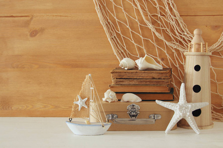 航海概念与海生活样式对象木制的桌子上