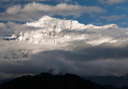 晚上 gurja 雪山道拉吉里雪山尼泊尔视图