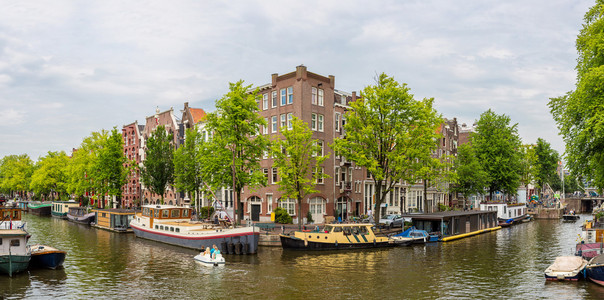用小船在阿姆斯特丹运河