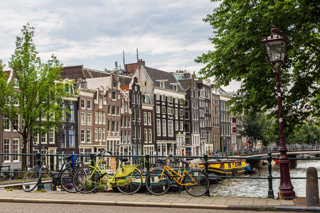 在阿姆斯特丹的运河大桥上的自行车
