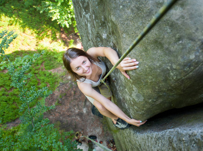 Rockclimber 帮助女性登山者到达山顶