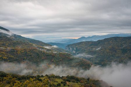 秋雾景观峡谷奔，希腊路易丝