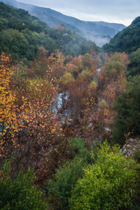 秋雾景观峡谷奔，希腊路易丝