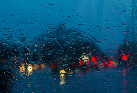城市道路看穿了汽车挡风玻璃上的雨滴