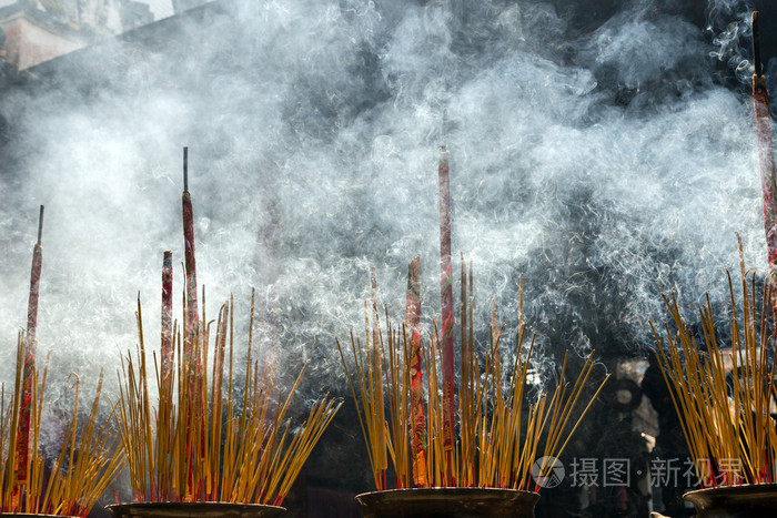 燃烧器在一座佛教寺庙的香火