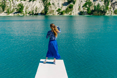 小女孩快乐的休闲旅游在热带度假胜地。旅游和度假。自由 Concept.Woman 蓝色水面