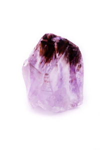 宏在白色背景上的紫水晶矿物石头