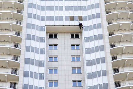 普希金诺，俄罗斯，在 2015 年 6 月 1 日。幕墙的现代的公寓房子，片段