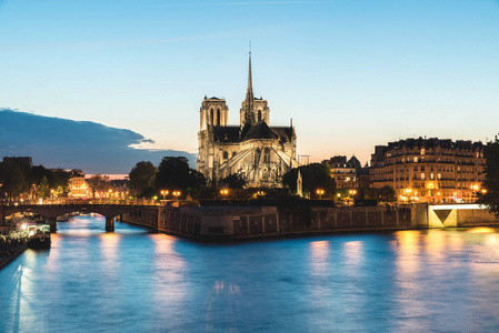 巴黎圣母院大教堂巴黎与晚上在巴黎塞纳河