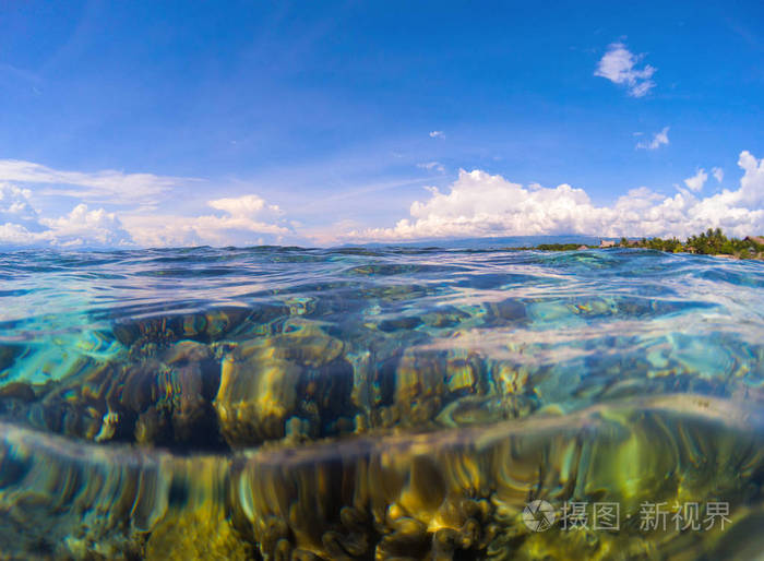 具有透明的水和天空的海洋景观水下有珊瑚礁的透明海水双景观与海和