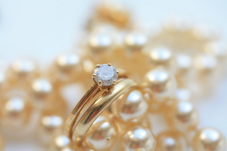 钻石订婚戒指和结婚戒指图片