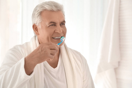 老人清洁牙齿在家里