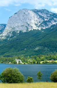 高山夏季湖景