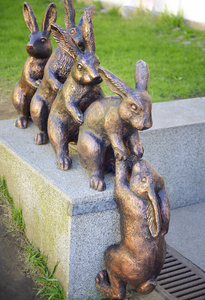 青铜雕塑与野兔