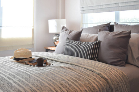 用条纹枕头在床上和装饰台灯时尚卧室室内设计