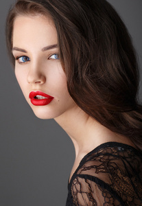 黑色的连衣裙和红红的嘴唇美丽的黑发女人的画像