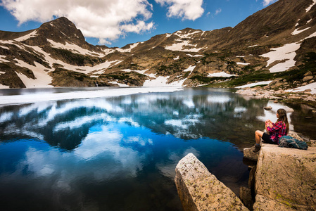 在科罗拉多州的徒步旅行者女孩旅游停留在蓝色的湖