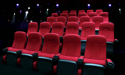 空的剧院礼堂或戏院与红色的座椅
