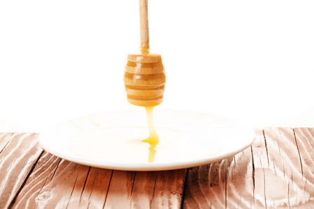 蜂蜜从勺子上滴
