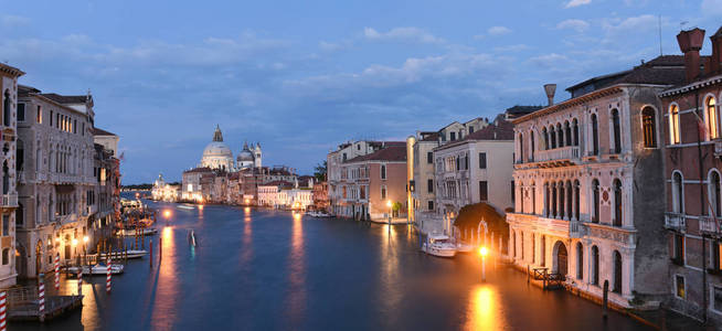 在晚上与京杭大运河和圣玛丽亚大教堂 della 致敬，意大利威尼斯全景