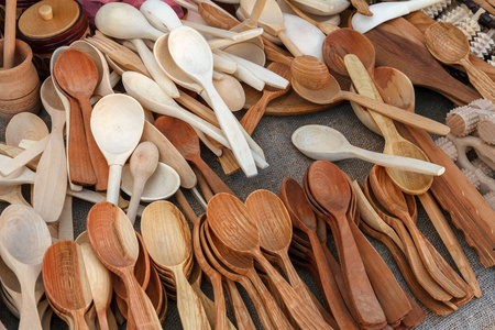 木制的勺子是手工在集市上，准备出售