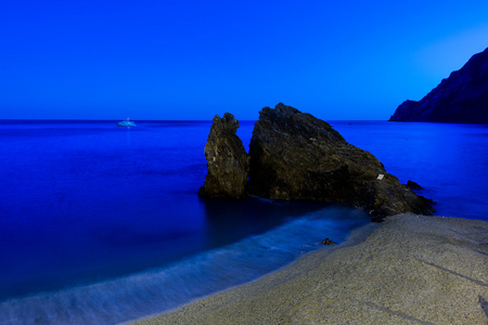 海滩上的五渔村夜景