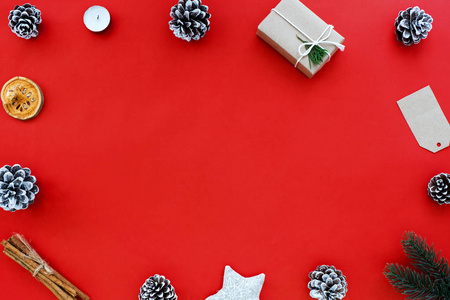 圣诞礼物 松果和圣诞装饰红色背景上
