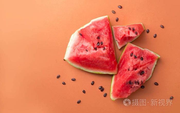在橙色背景碎的西瓜