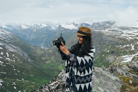 女人在山的徒步旅行者