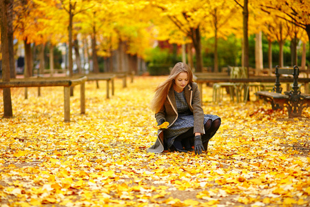年轻的女孩在巴黎在秋天的一天