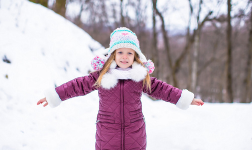 可爱的小快乐女孩在冬天下雪天户外玩乐