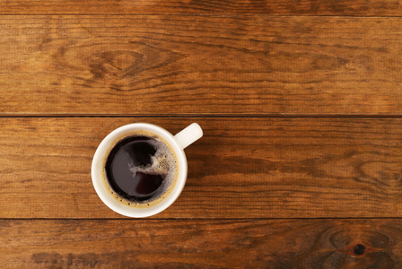 杯咖啡在木桌子上，顶视图