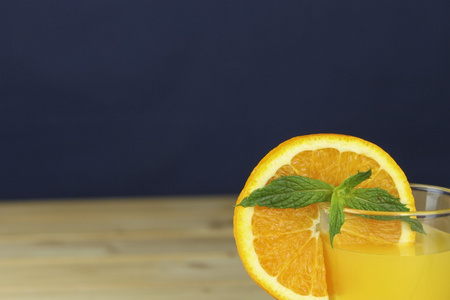 自制桔子汁饰以一片薄荷叶，在玻璃片柳橙视图